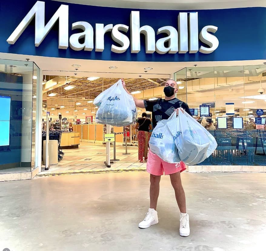 Piero Setti afuera de Marshalls con bolsas de compras en cada mano